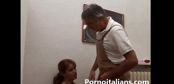  Incesto italiano - padre scopa la figlia nel cesso - Italian Father fuck